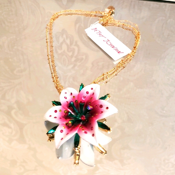 Betsey Johnson Jewelry - Betsey Johnson Flower Necklace